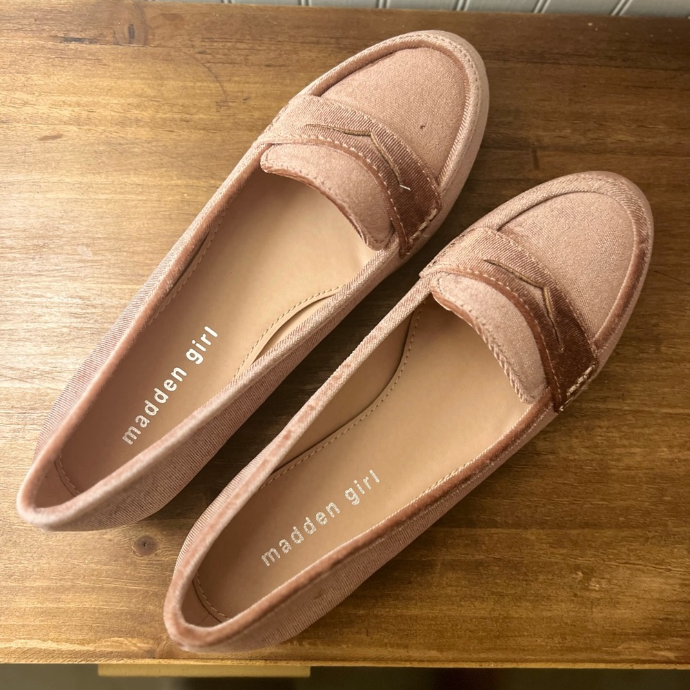 MADDEN GIRL CARMELLO BLUSH VELVET LOAFERS.